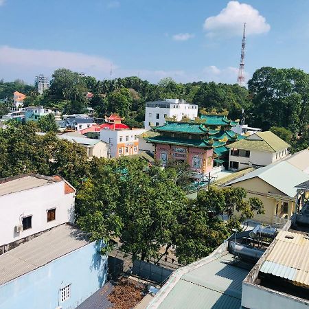 Отель Khach San Ngoc Son Дуонг-Донг Экстерьер фото